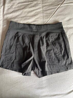 Athleta Trekkie shorts size 12 green